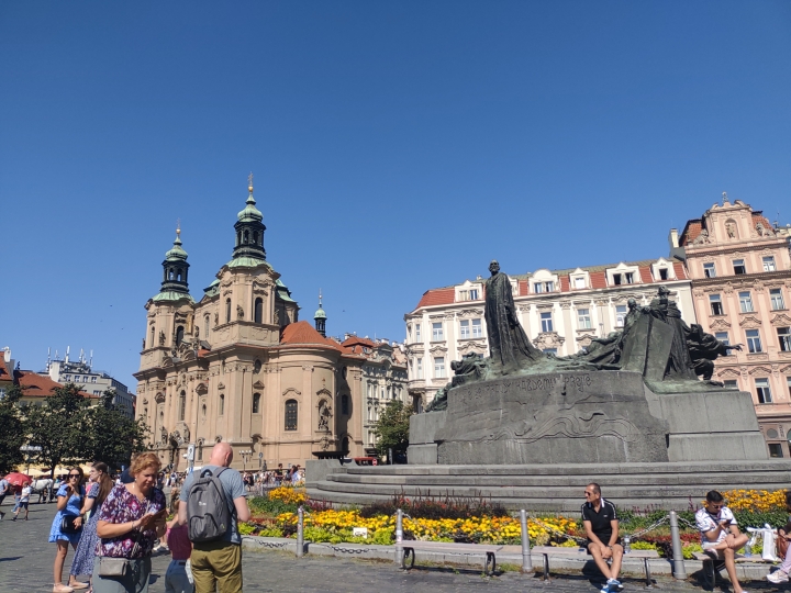 写真2：プラハ中心部の旧市街広場に立つヤン・フス像（2022年8月著者撮影）